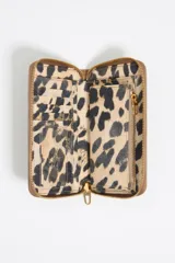 Billetera marrón de nylon con logo metálico de la marca Bimba y Lola. Tiene estructura blanda, acabados metálicos y cierre con cremallera.