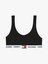 Conjunto de ropa interior Tommy Hilfiger, compuesto por un bralette deportivo y una tanga, ambos negros con banda elástica blanca con logo de la marca.