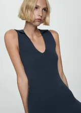 Vestido midi de punto acanalado color azul petróleo, sin mangas, con cuello polo y abertura en la parte inferior trasera.