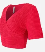 Blusa cropped de punto color verde, con escote cruzado en V y mangas cortas.