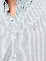 Camisa de vestir a rayas verticales azules y blancas, corte slim fit, con cuello abotonado y logo bordado en el pecho.