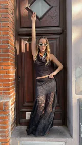 Pollera larga negra de encaje con forro interior corto.