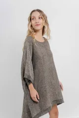 Vestido-buzo tejido oversize jaspeado con escote redondo, mangas amplias tipo murciélago y terminaciones acanaladas en ruedo y puños.
