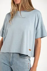 Remera gris jaspeado de corte oversize y mangas cortas.