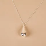 Conjunto de collar y dije en forma de lágrima, ambos de plata 925. El collar es de cadena grumet con cierre de mosquetón.