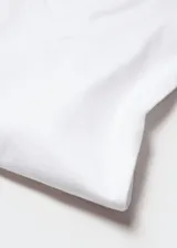 Camiseta blanca de algodón con cuello en pico y manga corta.