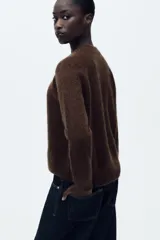 Sweater color borgoña de tejido de punto con lana y alpaca, cuello redondo y manga larga.