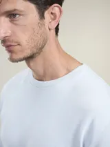 Camiseta de manga corta color azul marino, con cuello redondo y calce holgado.