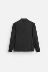 Blazer slim fit color gris oscuro confeccionado en tejido con viscosa. Tiene cuello con solapas de muesca, manga larga con puño abotonado, bolsillo de vivo en pecho, bolsillos de solapa en cadera, bolsillo interior, bajo con aberturas en espalda y cierre frontal con botones.