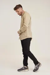 Camisa de lino color beige claro, de corte slim, con cuello mao y mangas largas.