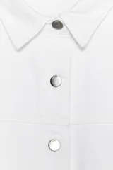 Cazadora de denim verde oliva, con cuello solapa, manga larga, bolsillos delanteros de plastrón y cierre frontal con botones metálicos.
