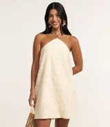 Vestido corto con lazo en el cuello y textura floral.