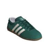 Championes Adidas Gazelle Lo Pro W, color verde con las tres tiras laterales en blanco y suela color caramelo.