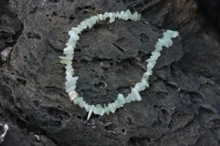 Collar regulable de bronce macizo con cuentas de piedra natural de cuarzo lima y jaspe rojo, y un dije central de labradorita.