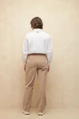 Pantalón de pana recto y de tiro alto, con cuatro bolsillos, dos de ellos decorados con tachas.