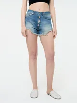 Short denim ajustado con terminación desflecada y botones decorativos en la parte delantera.