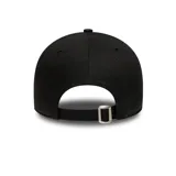 Gorro New Era 9FORTY ajustable, color negro con logo de los Chicago Bulls bordado en naranja.