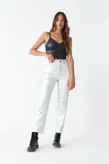 Top negro de cuero sintético con breteles finos y escote en V.