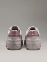 Zapatillas urbanas Calvin Klein color gris claro con plataforma y logo CK en el lateral. Presentan detalles en color rosa en el talón y el logo.