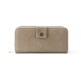 Billetera larga color marrón claro, con cierre de broche a presión en la solapa frontal y cierre de cremallera en el borde lateral. Presenta múltiples compartimentos internos y un bolsillo exterior con cierre.