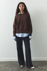 Sudadera azul de cuello redondo y manga larga con acabados en rib.