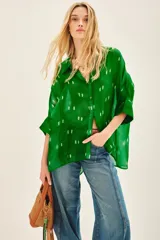 Camisa de seda estampada con diseño batik en tonos azules y blancos, corte amplio y mangas al codo.