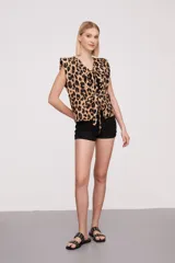 Chaleco con estampado animal print, cuello en V y lazo en la cintura.
