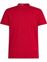 Chomba roja de Tommy Hilfiger de corte slim, con cuello Mao, logo bordado en el pecho y detalles distintivos de la marca.