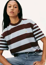Camiseta de mangas cortas con cuello redondo, a rayas horizontales color marrón y celeste, con logo bordado en el pecho.