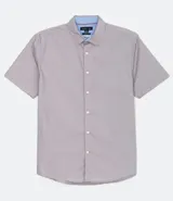 Camisa de manga corta con estampado de algodón y poliéster, corte regular, cuello clásico y cierre frontal con botones.