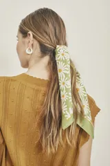 Pañuelo de poliéster color verde con estampado de margaritas blancas y borde naranja.