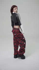 Campera crop negra con detalles en blanco, cierre frontal, cuello mao con doble botón y bolsillos con cierre.