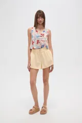 Short color crema de viscosa, de calce alto y corte ancho.