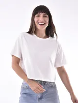 Remera corta color blanco hueso, de corte holgado y mangas cortas. Presenta cuello redondo y ruedo con flecos de strass. 