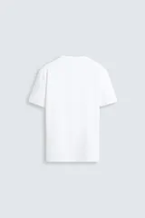 Camiseta marrón de corte slim fit, confeccionada en tejido de algodón con elasticidad, cuello redondo y manga corta.