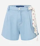 Short de jeans celeste claro, corte holgado, con trabillas en la cintura, pañuelo estampado atado a una trabilla y bolsillos traseros.