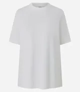 Remera blanca de algodón, corte oversized, con cuello redondo y manga corta.