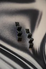 Aros colgantes con forma de cinta ondulada, color azul eléctrico, con apliques de strass.