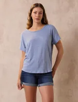 Remera celeste de corte recto, con cuello redondo y mangas cortas con dobladillo. Presenta detalle de botones en la espalda.