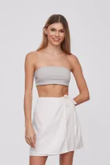 Top strapless color gris cemento, entallado y cropped.