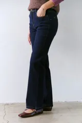 Pantalón de jean azul oscuro, de corte recto y tiro alto.
