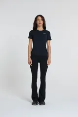 Calza deportiva larga negra, tiro alto, con corte acampanado en el tobillo (estilo oxford). Presenta cintura ancha de doble tela con recorte en la parte posterior.