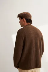 Sweater marrón de punto fantasía, de lana fina sin teñir, con terminaciones elásticas en puños y ruedo.