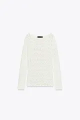 Jersey de punto calado color blanco, con cuello barco y manga larga.