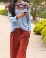 Sweater tejido celeste con cuello redondo y diseño de corazones en el canesú.