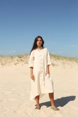Túnica larga de lino con cuello mao y diseño amplio, ideal para el verano.