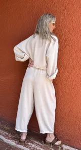 Estola beige de viscosa y fibrana con lazo para atar.