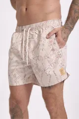 Short de baño celeste con estampado de flores rosas y cordón ajustable en la cintura.