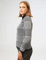 Sweater de punto con cuello alto negro y estampado pata de gallo en blanco y negro.