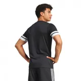 Remera deportiva Adidas Squadra 25 negra con detalles blancos en hombros y mangas, y logo de la marca en el pecho.